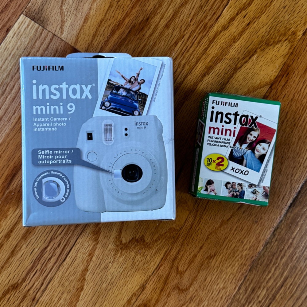 Intax Mini 9 instant camera + Extra film
